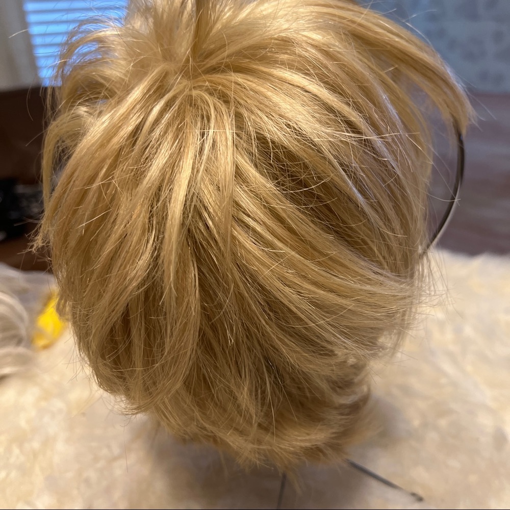 ENVY SHORT BLONDE SYNTHETIC WIG